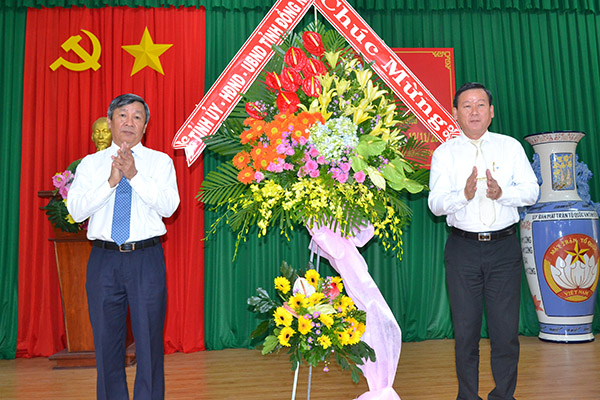 Đồng chí Hồ Thanh Sơn, Phó bí thư thường trực Tỉnh ủy tặng hoa chúc mừng nhân kỷ niệm 89 năm MTTQ Việt Nam.