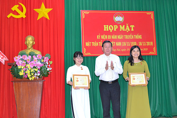 Chủ tịch Ủy ban MTTQ tỉnh Đào Văn Phước trao Kỷ niệm chương Vì sự nghiệp đại đoàn kết toàn dân tộc cho các cá nhân của Đồng Nai.