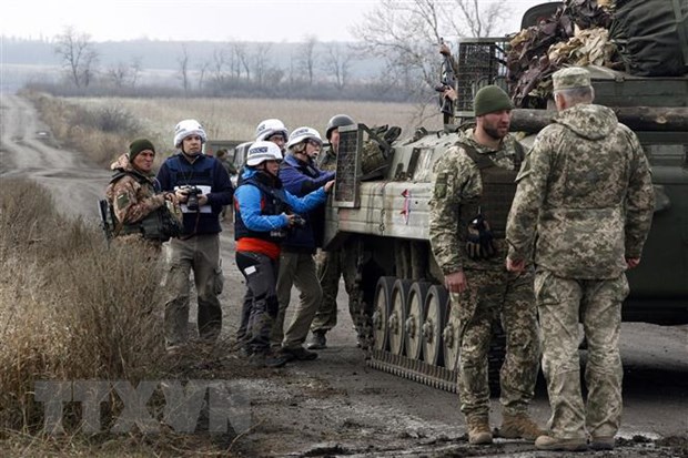 Các quan sát viên Tổ chức An ninh và Hợp tác châu Âu (OSCE) (trái) giám sát việc rút quân của các lực lượng Ukraine ở vùng Donetsk ngày 9-11-2019. (Nguồn: AFP/TTXVN)