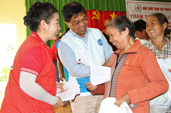  Lãnh đạo Hội Chữ thập đỏ tỉnh và lãnh đạo Công ty TNHH Pou Chen Việt Nam trao quà cho người dân huyện Định Quán bị ảnh hưởng bởi lũ lụt trong ngày 19-11.