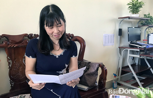 Cô Nguyễn Thị Lý với niềm vui khi nhận được thư của học trò cũ. Ảnh: Hải Yến