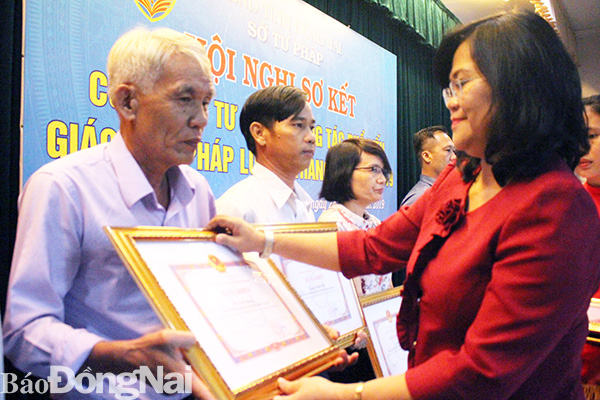 Phó chủ tịch UBND tỉnh Nguyễn Hòa Hiệp tặng bằng khen cho các tập thể và cá nhân có thành tích xuất sắc trong triển khai Luật Hòa giải ở cơ sở