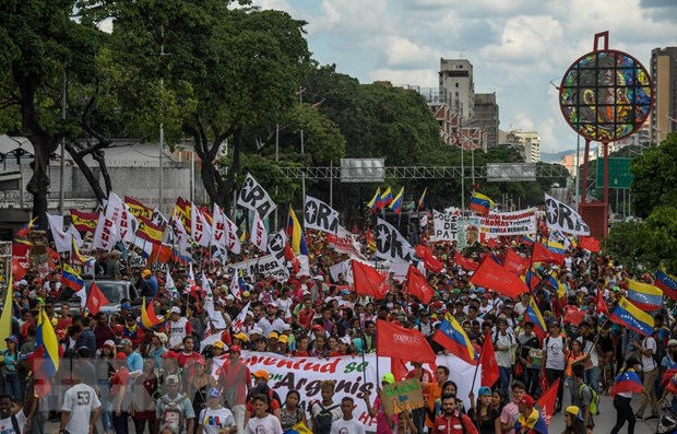 Người dân tham gia tuần hành ủng hộ Tổng thống Venezuela Nicolas Maduro tại Caracas ngày 12-9-2019. (Nguồn: AFP/TTXVN)