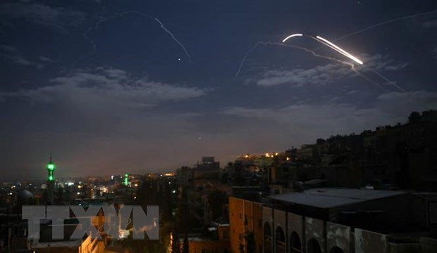 Tên lửa phòng không của Syria ngăn chặn một vụ tấn công bằng tên lửa trên bầu trời Damascus. (Ảnh: AFP/TTXVN)