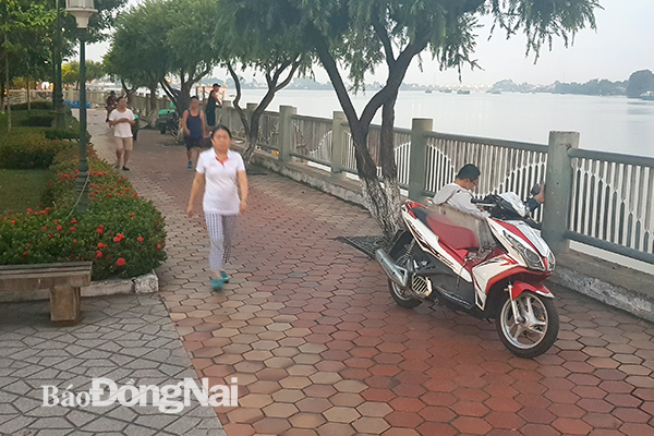 Lối đi bộ dọc theo bờ sông tại Công viên Nguyễn Văn Trị (TP.Biên Hòa) thường xuyên xảy ra tình trạng đậu xe máy lấn chiếm lối đi chung