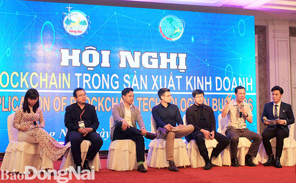 Các chuyên gia là chủ doanh nghiệp hàng đầu của Việt Nam và thế giới giải đáp những thắc mắc của các đại biểu tham dự hội nghị về công nghệ Blockchain