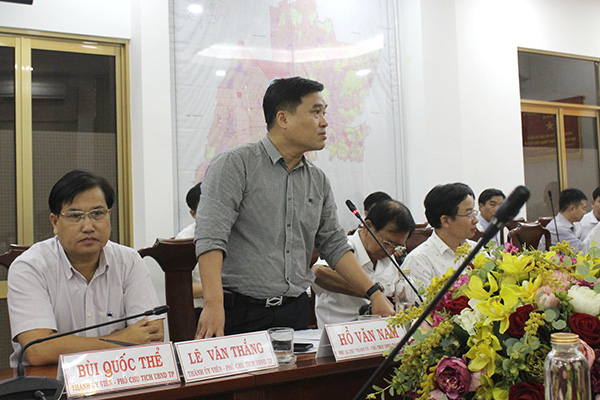 Chủ tịch UBND TP.Long Khánh Hồ Văn Nam trình bày các vấn đề tại địa phương với lãnh đạo tỉnh.