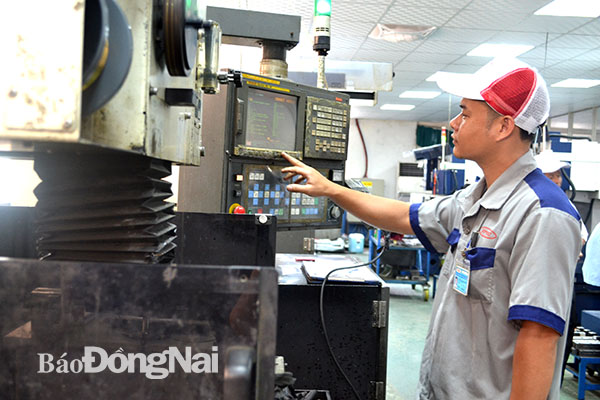 Các địa phương trong vùng Đông Nam bộ đang tiếp tục chuyển hướng thu hút đầu tư có chọn lọc. Trong ảnh: Công nhân vận hành máy tại một doanh nghiệp FDI trên địa bàn Đồng Nai. Ảnh: B.Hân