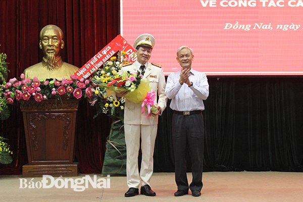 Bí thư Tỉnh ủy Nguyễn Phú Cường tặng hoa chúc mừng các đồng chí Giám đốc và Phó giám đốc Công an tỉnh.