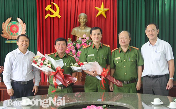 Đại diện VNPT Đồng Nai tặng hoa cho lãnh đạo Công an TP.Biên Hòa và các đơn vị nghiệp vụ