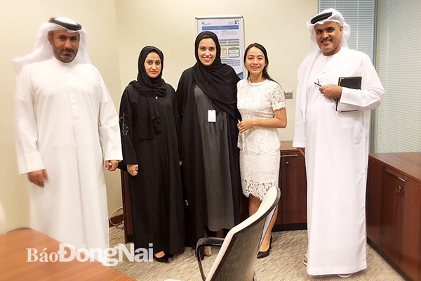Chị Bùi Thị Hồng Vân (thứ 2 từ phải qua) trong buổi làm việc với Tập đoàn dầu khí quốc gia Abu Dhabi (ADNOC) của Các tiểu vương quốc Ả Rập Thống Nhất. Ảnh:L.An