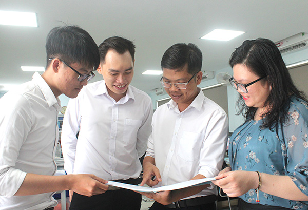 ThS.Nguyễn Văn Hải (thứ 2 từ phải sang) đang trao đổi với sinh viên được hướng dẫn nghiên cứu khoa học và làm khóa luận. Ảnh:N.Tuyết