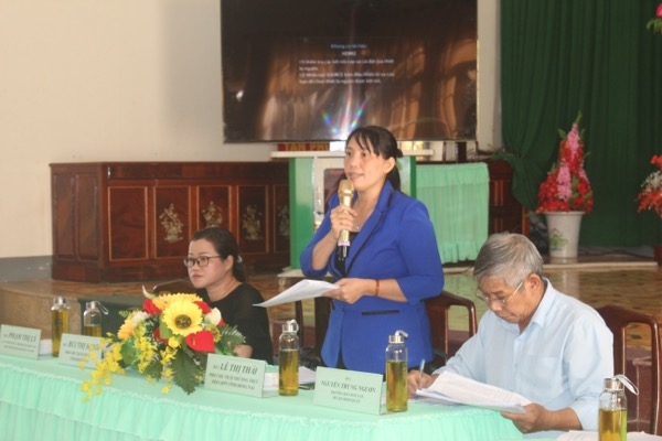 Bà Lê Thị Thái, Phó chủ tịch thường trực Hội LHPN tỉnh trao đổi tại hội nghị