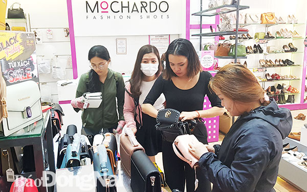 Khách hàng chọn mua sản phẩm giảm giá nhân dịp Black Friday tại một cửa hàng thời trang trên đường Phạm Văn Thuận (TP.Biên Hòa)