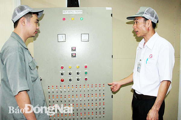 Anh Nguyễn Văn Tiếp trao đổi công việc với công nhân tại xưởng sản xuất. Ảnh: Nguyễn Hòa
