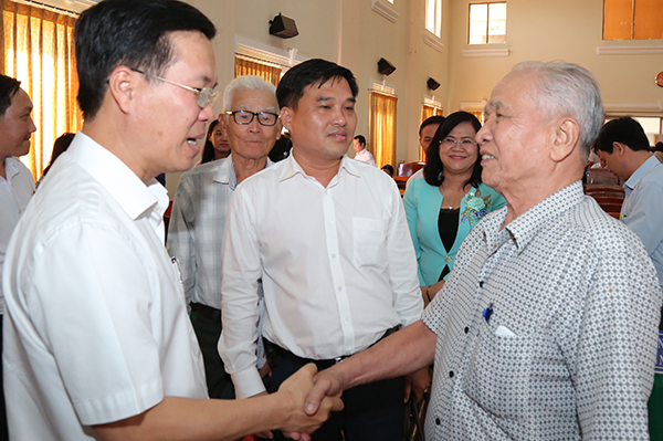 Ông Võ Văn Thưởng trao đổi với cử tri Long Khánh sau khi kết thúc buổi tiếp xúc.
