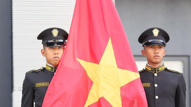 Quốc kỳ Việt Nam được kéo lên trong lễ thượng cờ. (Ảnh: Thethaovanhoa)