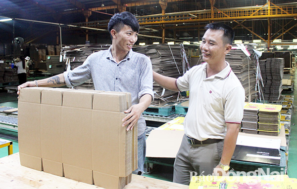 Đại diện Công đoàn Công ty TNHH giấy Yuen Foong Yu Đồng Nai (huyện Long Thành) động viên công nhân làm việc tại xưởng. Ảnh: N. Hòa