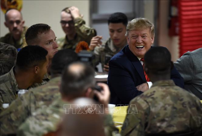 Tổng thống Mỹ Donald Trump thăm các binh sĩ tại căn cứ Bagram ở Afghanistan nhân dịp lễ Tạ ơn ngày 28/11/2019. Ảnh: AFP/TTXVN