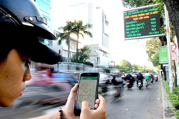 Tại TP.Hồ Chí Minh, người dân có thể sử dụng nhiều ứng dụng công nghệ tiện ích do cơ quan nhà nước cung cấp. Trong ảnh: Người dân sử dụng phần mềm busmap. Ảnh: Ảnh: sggp.org.vn