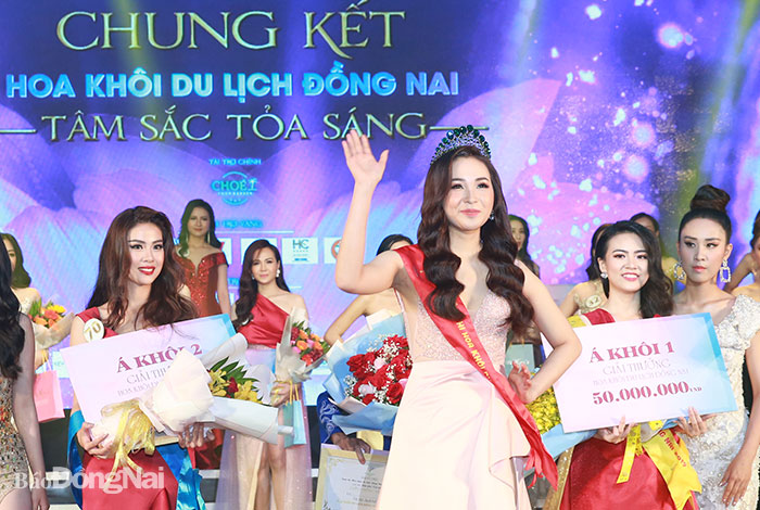 Thí sinh Đỗ Nguyễn Như Huỳnh nhận danh hiệu Hoa khôi du lịch Đồng Nai.