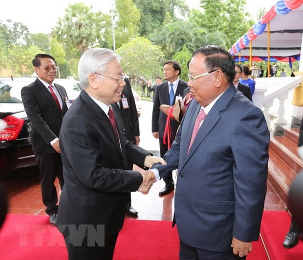Tổng Bí thư, Chủ tịch nước Lào Bounhang Volachith đón Tổng Bí thư Nguyễn Phú Trọng trong chuyến thăm hữu nghị chính thức năm 2016. (Ảnh: Trí Dũng/TTXVN)