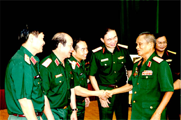 Các tướng lĩnh quân đội chào đón Thiếu tướng Nguyễn Minh Ninh (bìa phải) - một nhân chứng của Chiến thắng Bình Giã tại hội thảo Chiến thắng Bình Giã trong tiến trình cuộc kháng chiến chống Mỹ, cứu nước