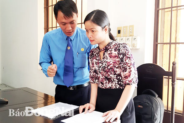 Giám đốc Trung tâm tư vấn pháp luật Công đoàn Vũ Ngọc Hà (trái) trao đổi với bà Trần Mai Hồng tại phiên tòa phúc thẩm. Ảnh: N.An