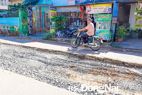 Đơn vị thi công công trình cống thoát nước trên đường Hoàng Minh Chánh (phường Hóa An, TP.Biên Hòa) đào phần giữa đường lên làm cống khiến mặt đường có độ chênh với mặt đường cũ. Ảnh: M.Thành