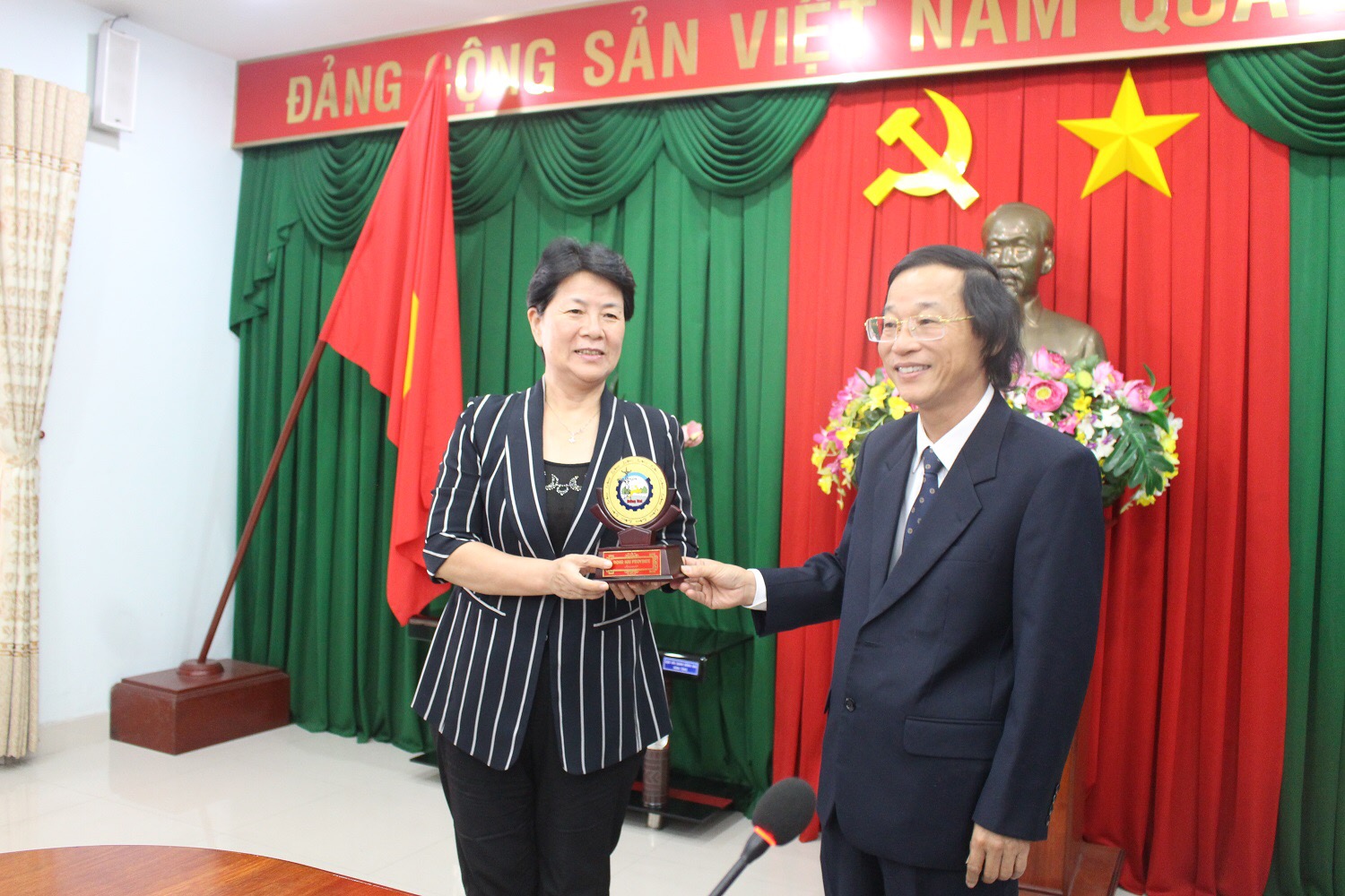 Phó chủ tịch MTTQ Việt Nam tỉnh tặng quà cho bà Thôi Tú Linh
