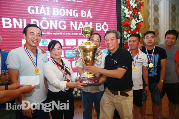Ban tổ chức trao cúp vô địch cho đội Văn phòng Tỉnh ủy