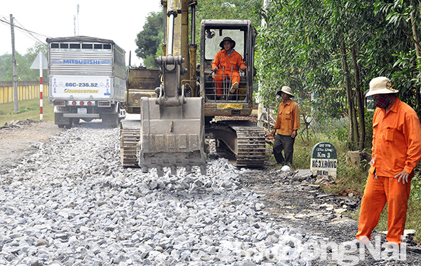 Tuyến đường tỉnh 779 (từ huyện Cẩm Mỹ đi huyện Xuân Lộc) đoạn qua xã Xuân Tâm, huyện Xuân Lộc đang được nâng cấp, sửa chữa