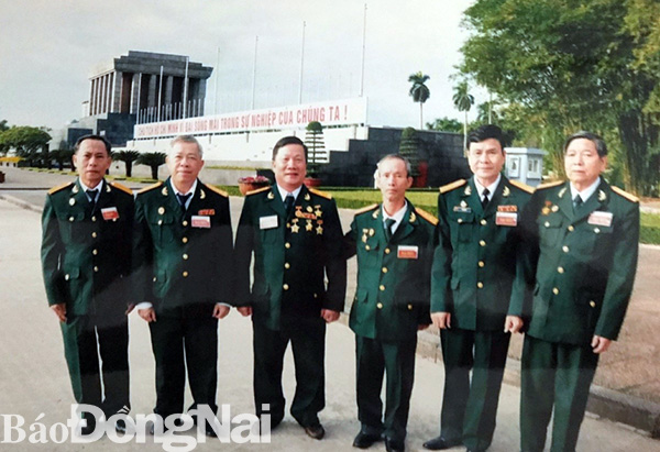  Đoàn đại biểu CCB tỉnh Đồng Nai chụp hình lưu niệm tại Lăng Chủ tịch Hồ Chí Minh