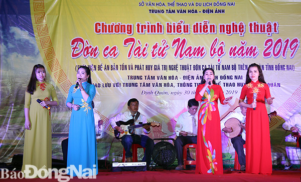 Câu lạc bộ đờn ca tài tử tỉnh Đồng Nai biểu diễn giao lưu tại huyện Định Quán ngày 30-11. Ảnh: L.Na