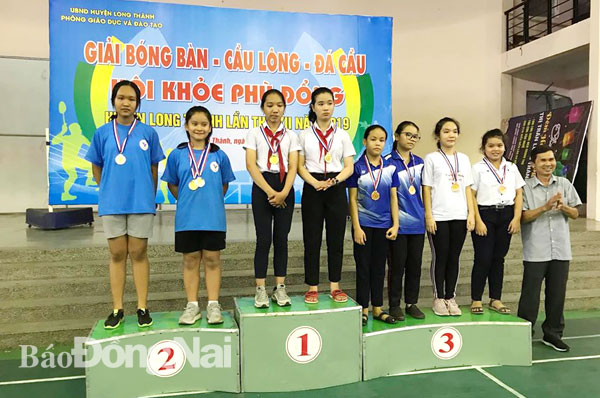 Ban tổ chức trao huy chương cho các VĐV giành thứ hạng cao tại HKPĐ huyện Long Thành