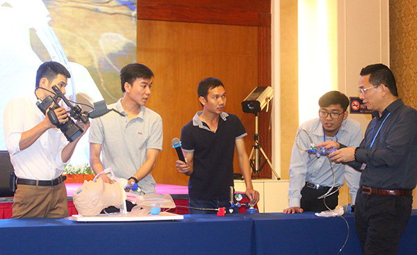 TS-BS. Vũ Đình Thắng, Trưởng khoa Hồi sức tích cực, chống độc Bệnh viện Nhân dân 115 (bìa phải) cùng hướng dẫn học viên thực hành một số nội dung trong cấp cứu.