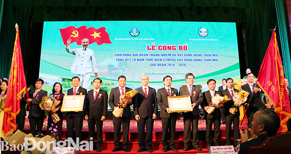 Bí thư Tỉnh ủy Nguyễn Phú Cường trao Huân chương Độc lập hạng Ba cho các địa phương