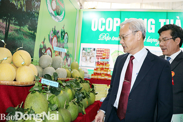 Bí thư Tỉnh ủy Nguyễn Phú Cường thăm gian hàng trưng bày sản phẩm nông nghiệp tiêu biểu của Đồng Nai