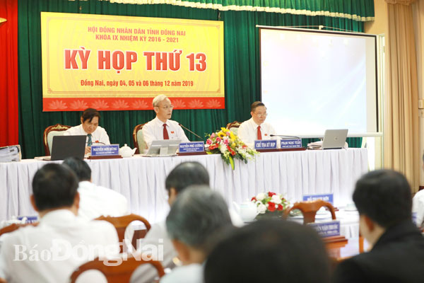 Bí thư Tỉnh ủy Nguyễn Phú Cường điều hành kỳ họp thứ 13 HĐND tỉnh