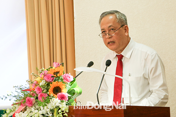 Giám đốc Sở Lao động- thương binh và xã hội Huỳnh Văn Tịnh trình bày các Tờ trình.