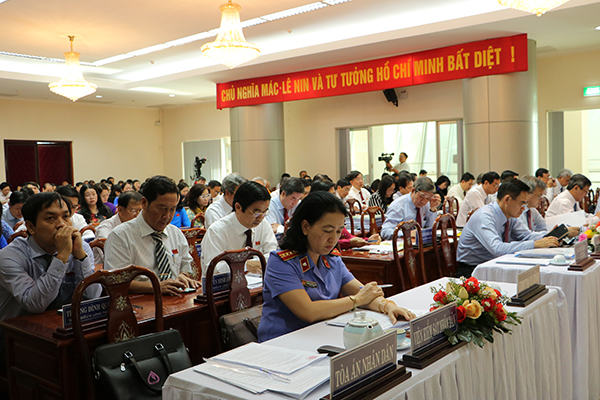 Các đại biểu tham dự Kỳ họp thứ 13, HĐND tỉnh khóa IX.