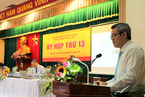 Phó giám đốc Sở Nội vụ Tạ Quang Trường trình bày báo cáo, Tờ trình về việc điều chỉnh, sáp nhập, thành lập các ấp, khu phố thuộc huyện Định Quán, Thống Nhất và TP.Long Khánh.