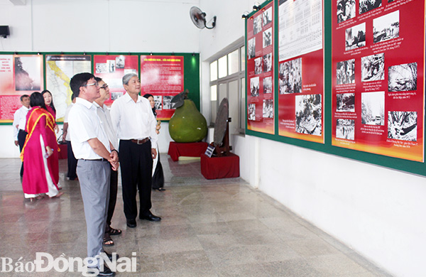 Các đại biểu tham quan triển lãm Những con đường huyền thoại mang tên Chủ tịch Hồ Chí Minh. Ảnh: L.Na