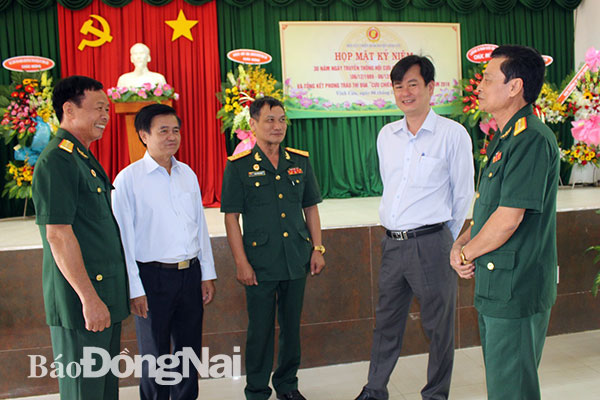 Chủ tịch Hội Cựu chiến binh xã Hiếu Liêm Đinh Tiến Hùng (giữa) chia sẻ kinh nghiệm thực hiện mô hình CCB 4+1 với lãnh đạo huyện Vĩnh Cửu. Ảnh: H.Anh