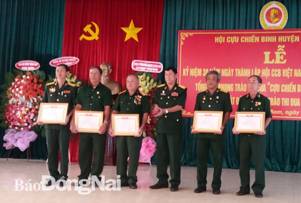 Lãnh đạo Hội Cựu chiến binh tỉnh tặng bằng khen cho các tập thể, cá nhân của huyện Trảng Bom tại buổi họp mặt kỷ niệm 30 năm Ngày truyền thống Hội Cựu chiến binh Việt Nam. Ảnh: N.Anh