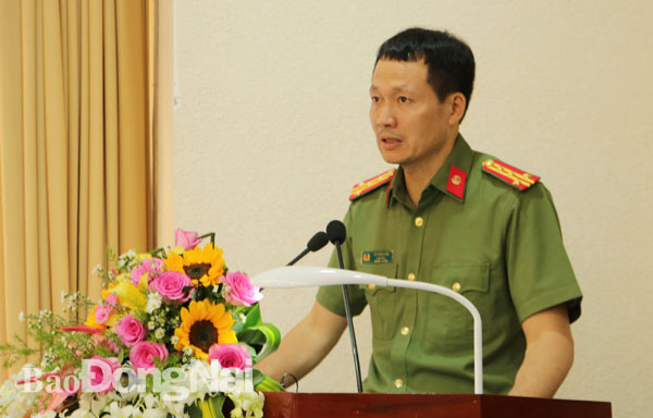 Đại tá Vũ Hồng Văn, Giám đốc Công an tỉnh phát biểu tại Kỳ họp thứ 13, HĐND tỉnh khóa IX. Ảnh: P.TÙNG