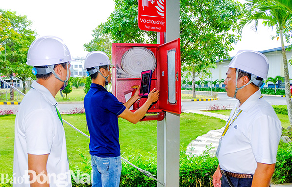 Đội PCCC cơ sở của Công ty TNHH Elite Long Thành (Khu công nghiệp Lộc An - Bình Sơn, huyện Long Thành) tự kiểm tra định kỳ các dụng cụ chữa cháy. Ảnh: Minh Thành