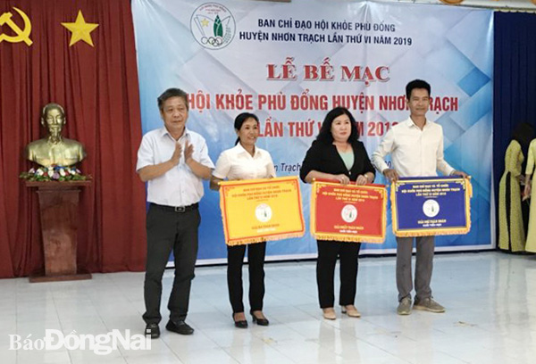 Ông Hứa Bửu Hổ, Trưởng phòng GD-ĐT, Phó ban tổ chức HKPĐ huyện Nhơn Trạch trao cờ cho ba đơn vị dẫn đầu toàn đoàn khối tiểu học