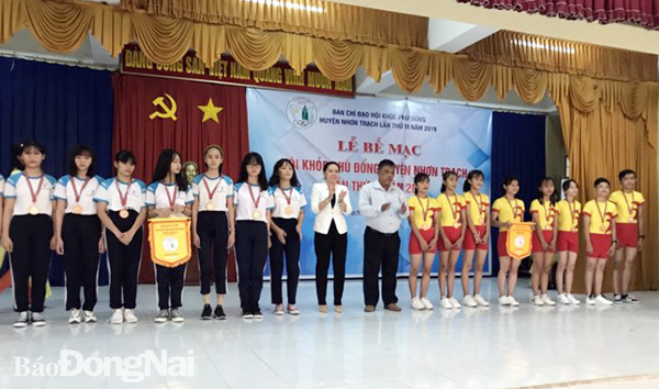 Ban tổ chức trao huy chương, cờ cho các VĐV giành thành tích tại các môn thi đấu