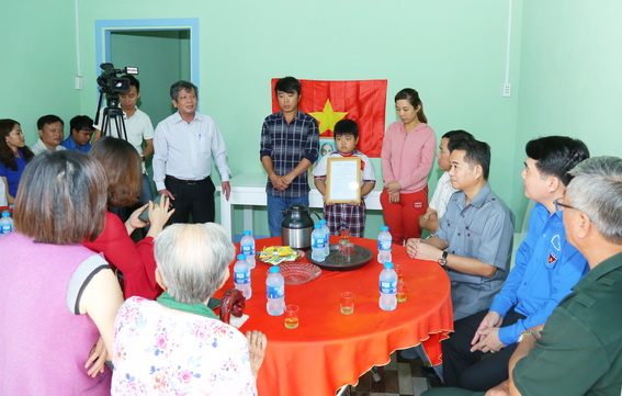 Tổng biên tập Báo Đồng Nai Nguyễn Tôn Hoàn phát biểu sau khi trao quyết định bàn giao căn nhà mới cho gia đình anh Nguyễn Hoàng Lộc